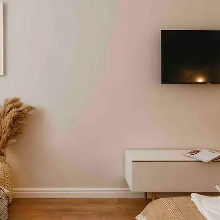 Bright - Location - Old Town + Netflix Apartment