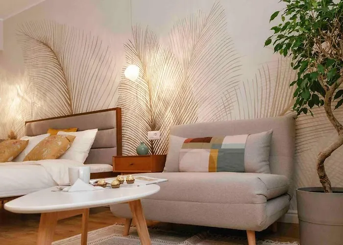 Bright - Location - Old Town + Netflix בוקרשט